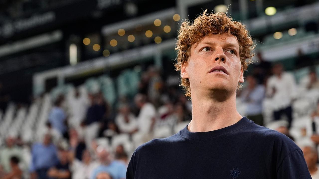 Jannik Sinner, stagione 2026 finita: «Devo curare il ginocchio e pensare alla carriera a lungo termine»