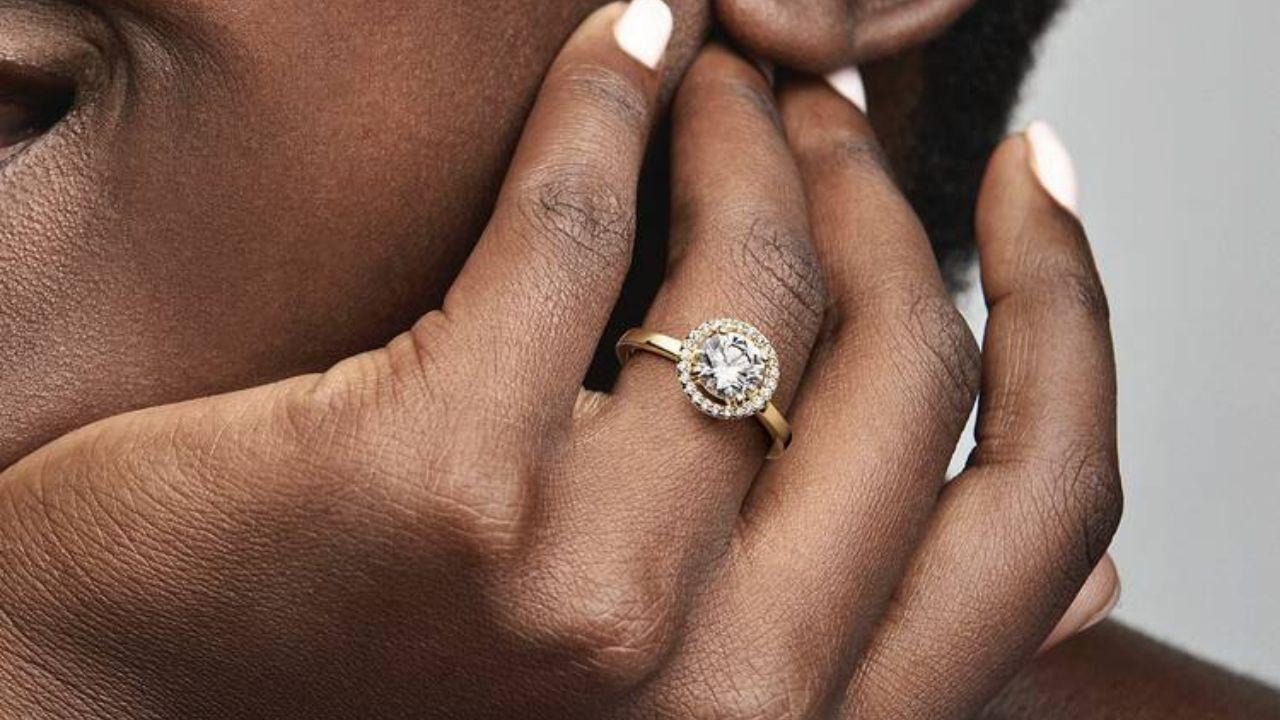 Il “sì” in scena: dalla tradizione ai social, la proposta si materializza in simbolo