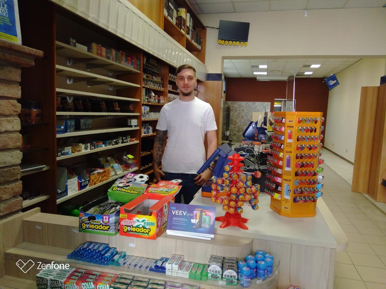 Ferrara, tabaccaio a soli 23 anni: Jacopo Stella ha aperto in corso Giovecca