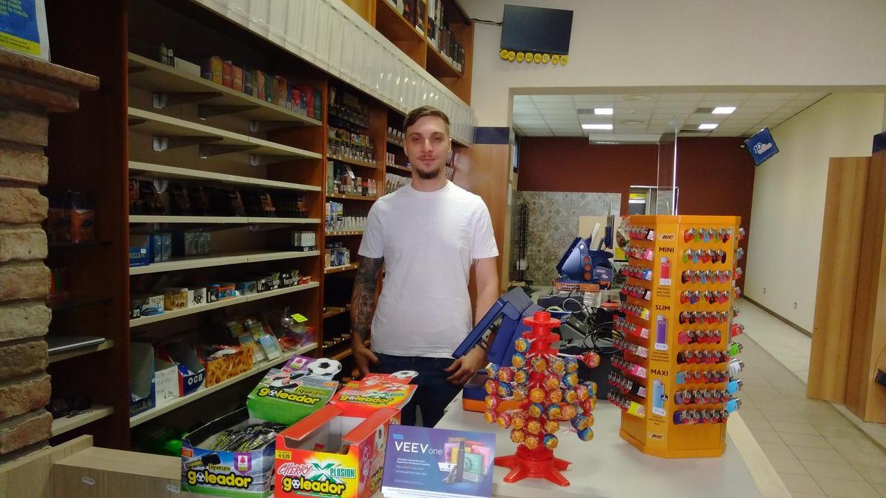 Ferrara, tabaccaio a soli 23 anni: Jacopo Stella ha aperto in corso Giovecca