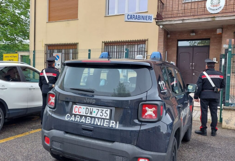 Sorpresi a rubare i pluviali di rame da una casa: denunciata una 32enne, caccia ai due complici