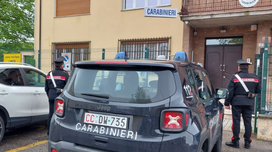 Sorpresi a rubare i pluviali di rame da una casa: denunciata una 32enne, caccia ai due complici