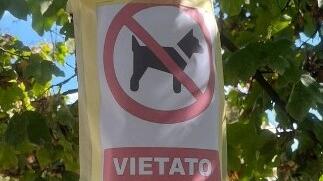 “Giallo” a Nonantola: nel parco spuntano i cartelli anticani