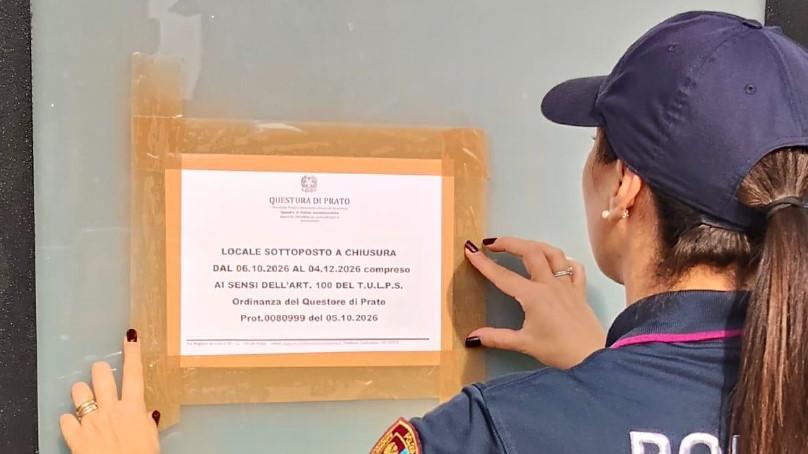 Una poliziotta mette i sigilli al ristorante cinese