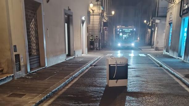 Il forno lasciato in mezzo alla strada