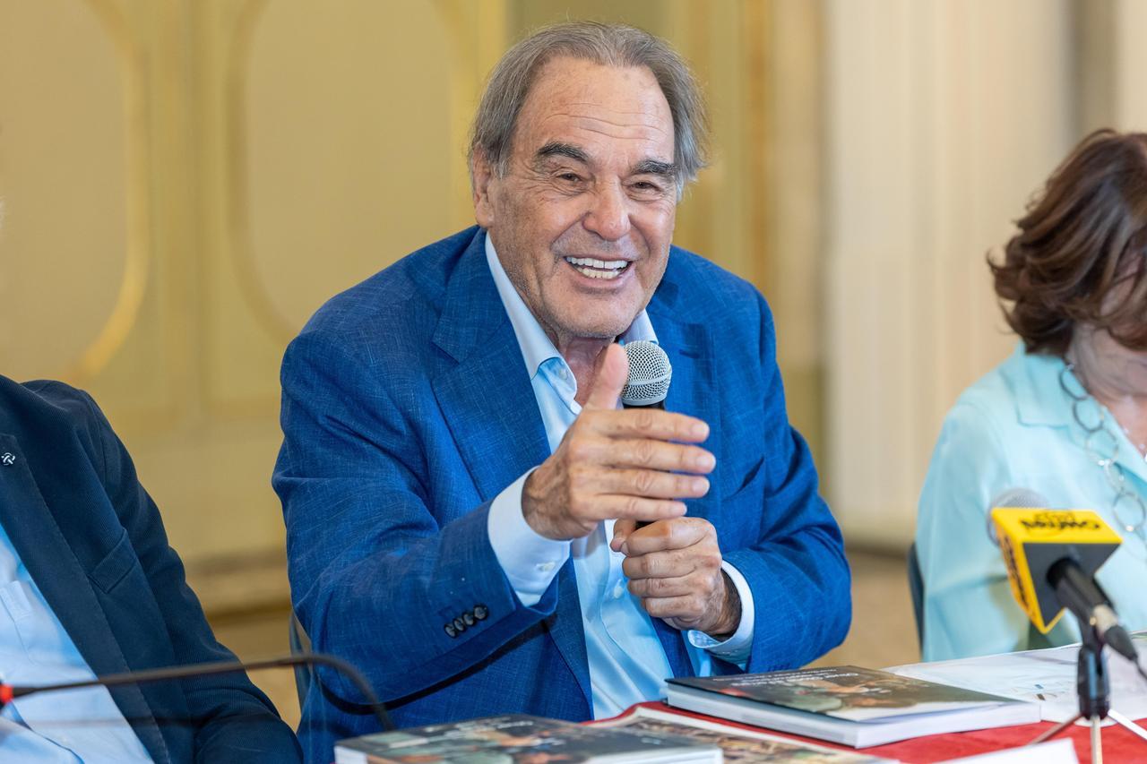 Oliver Stone a Ferrara, il regista saluta la città: «Felice di essere qui, non vedo l’ora di scoprirvi»