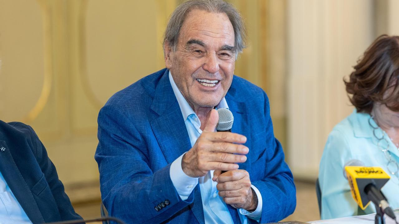 Oliver Stone a Ferrara, il regista saluta la città: «Felice di essere qui, non vedo l’ora di scoprirvi»