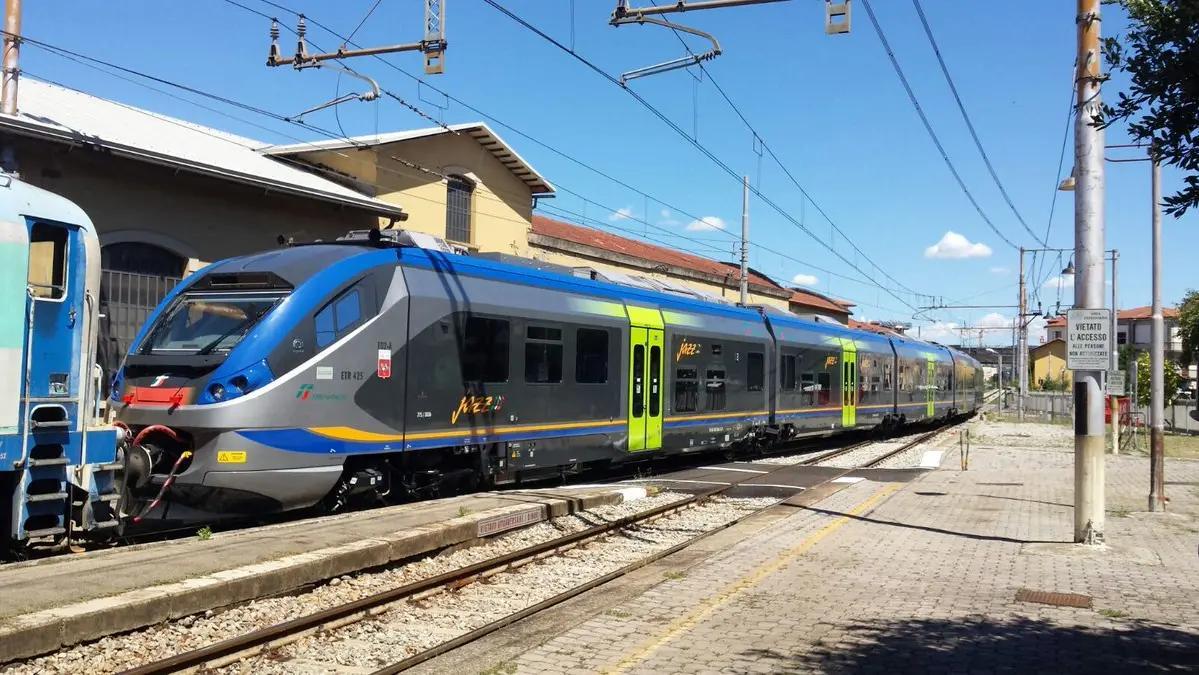 Firenze, rapina sul treno a Rovezzano: minaccia un 23enne col punteruolo e gli sfila il cellulare