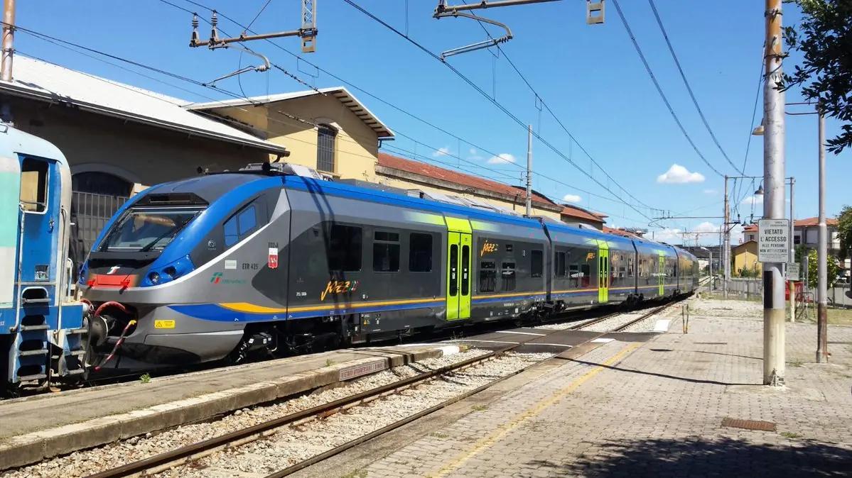 Firenze, rapina sul treno a Rovezzano: minaccia un 23enne col punteruolo e gli sfila il cellulare