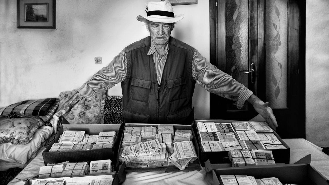 Mastro Vittorio con la sua “pesante” collezione di schedine (foto Carlo Tardani)