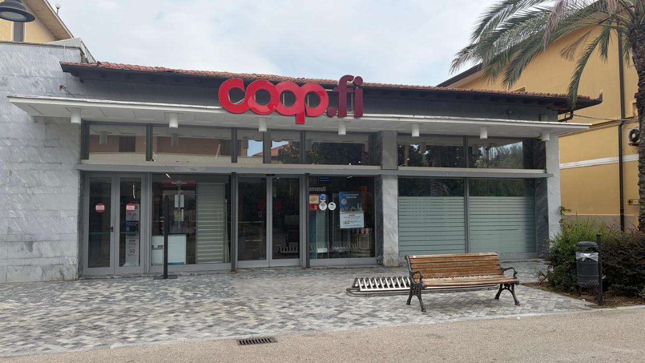 L'ingresso del punto vendita di via Versilia a Tonfano