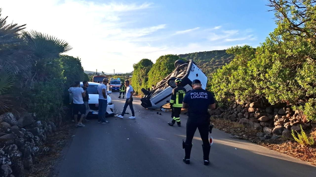 Scontro frontale con un’auto, il furgone finisce a ruote per aria: un ferito ad Alghero