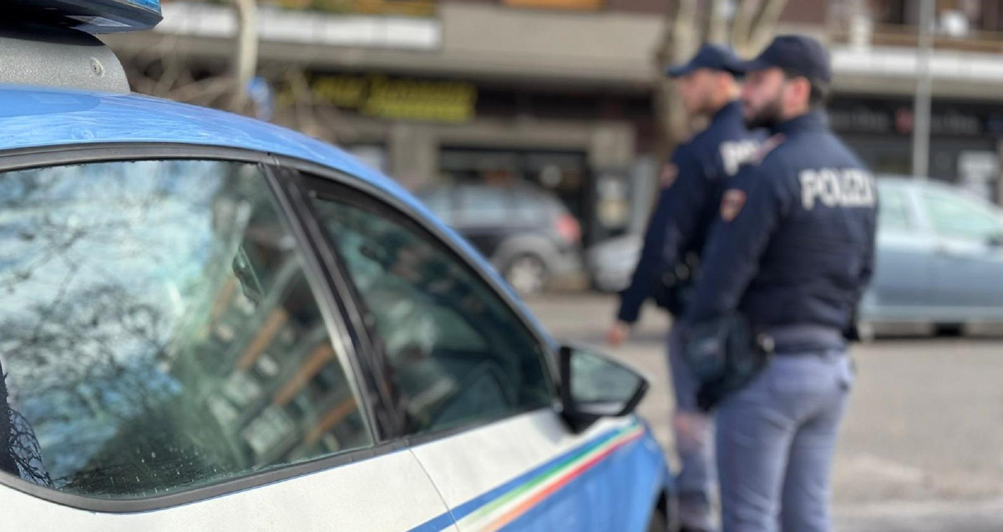 Due poliziotti in servizio (foto d'archivio)