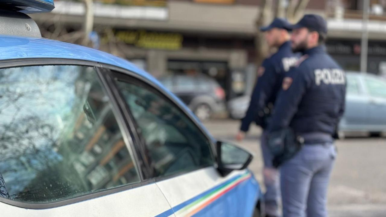 Due poliziotti in servizio (foto d'archivio)