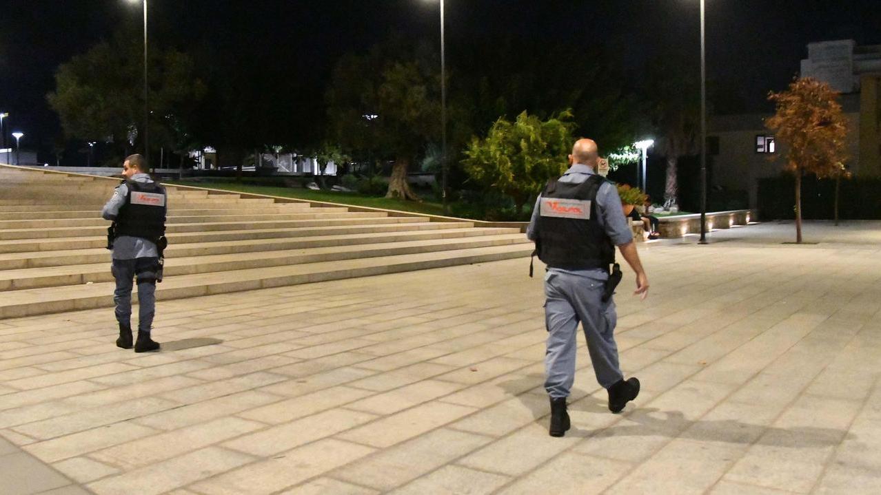 Le guardie giurate in piazza San Simplicio (foto di Vanna Sanna)