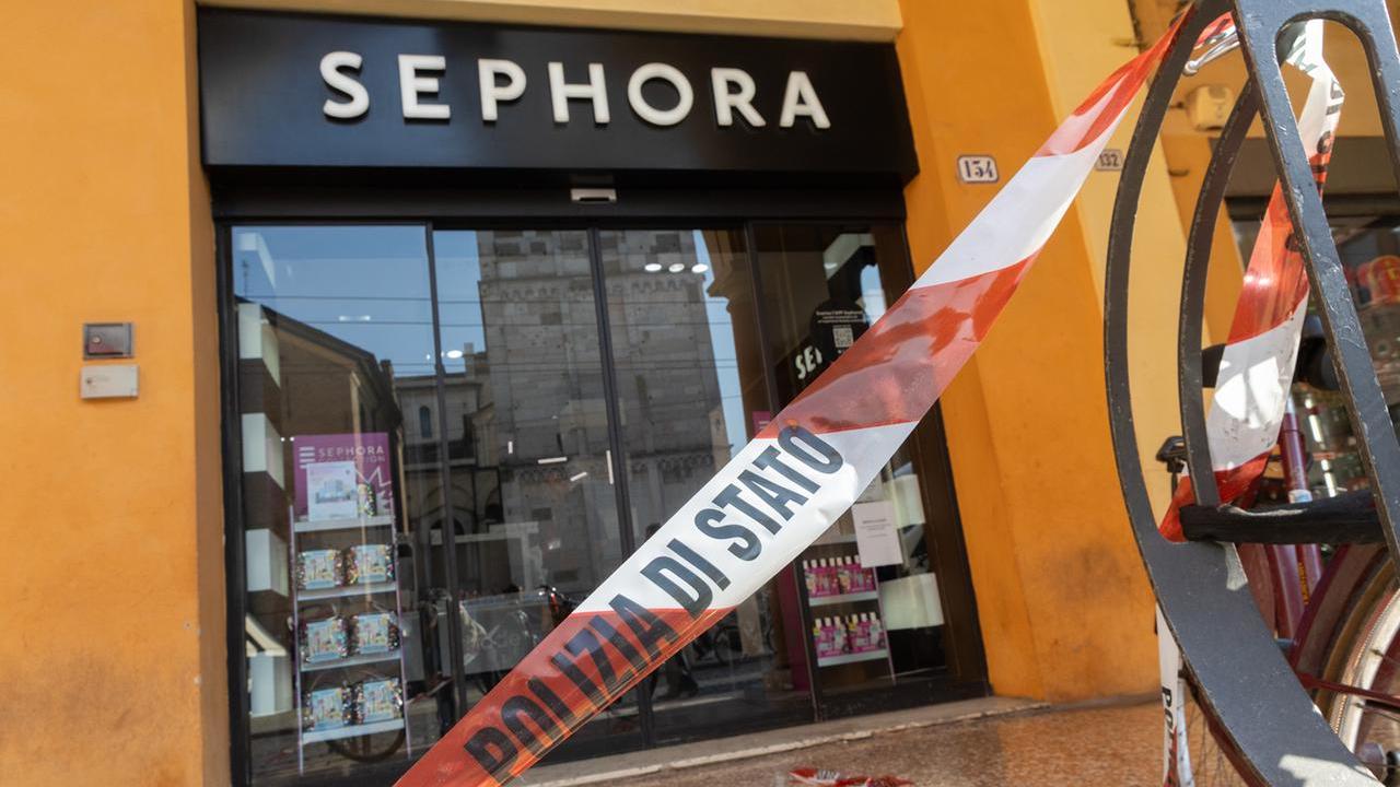 Sephora in via Emilia Centro (Foto di Luigi Esposito)