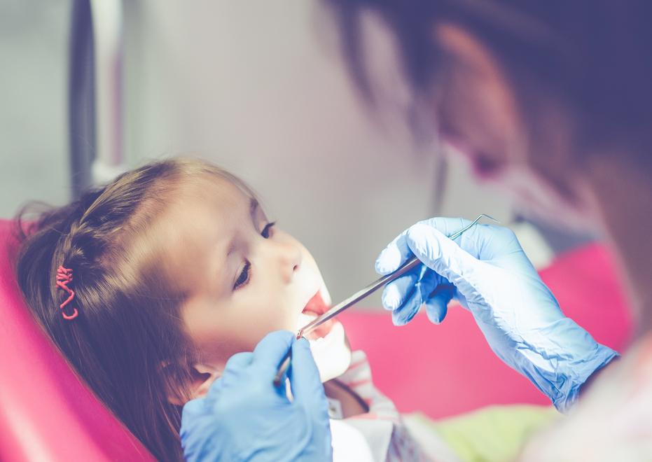 I bambini vanno dal dentista? Paga il Comune, ecco come essere rimborsati