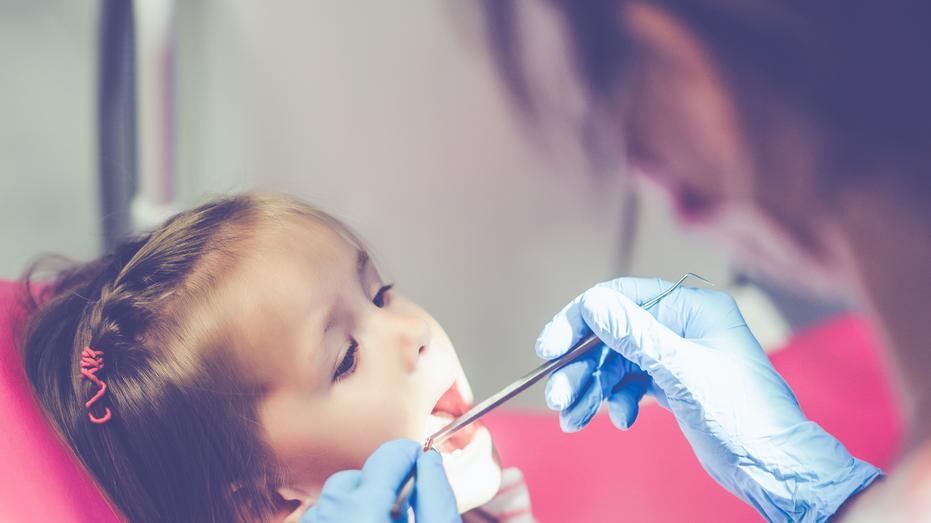 I bambini vanno dal dentista? Paga il Comune, ecco come essere rimborsati