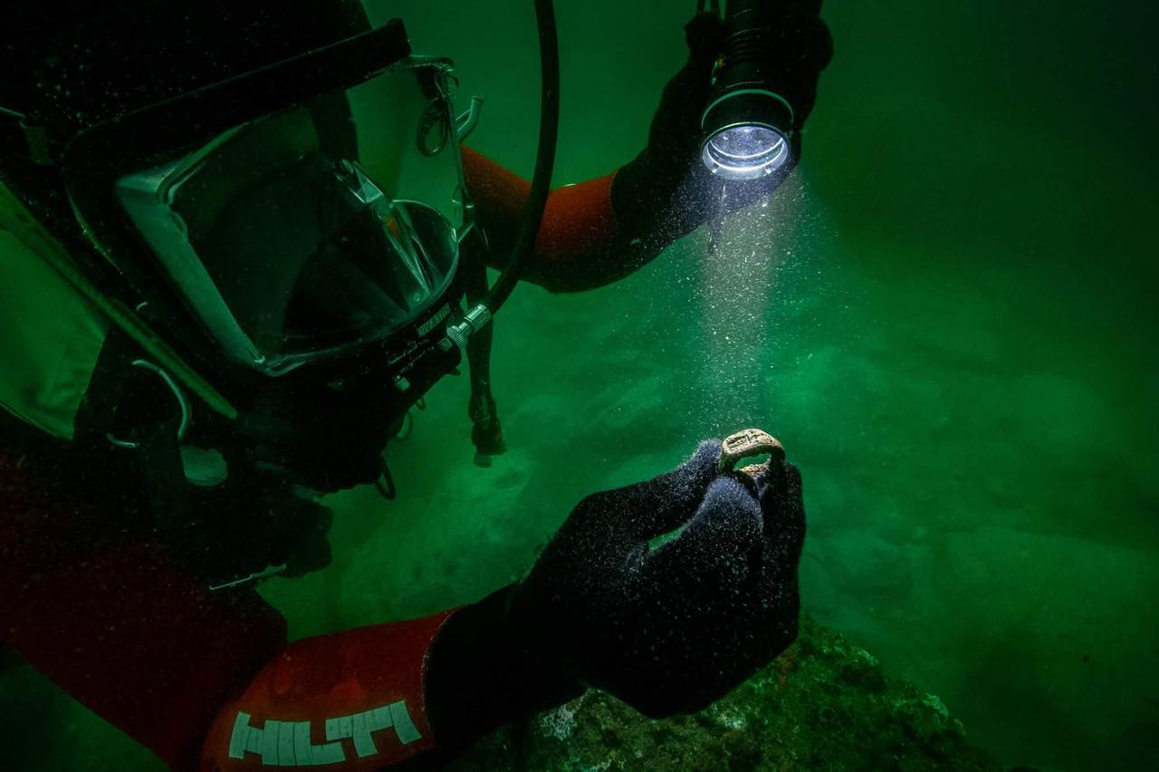I misteri della città di Cleopatra, dagli abissi emerge l’anello con il faro dell’antica Alessandria