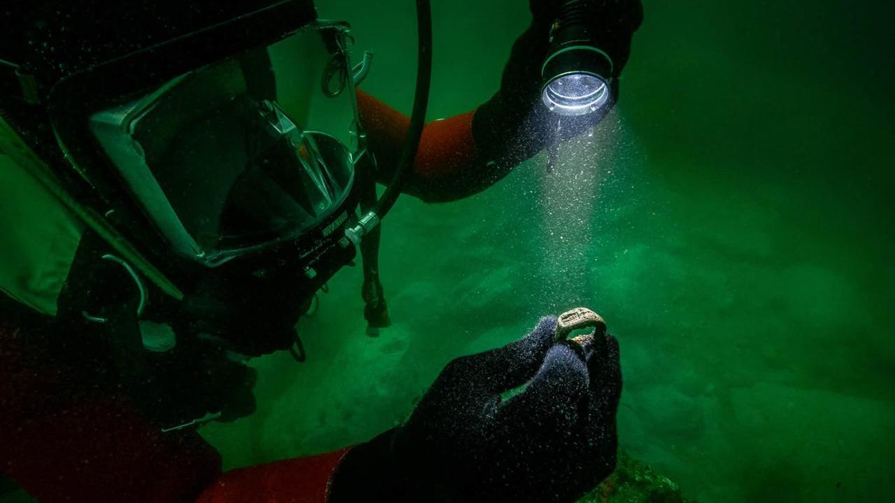I misteri della città di Cleopatra, dagli abissi emerge l’anello con il faro dell’antica Alessandria