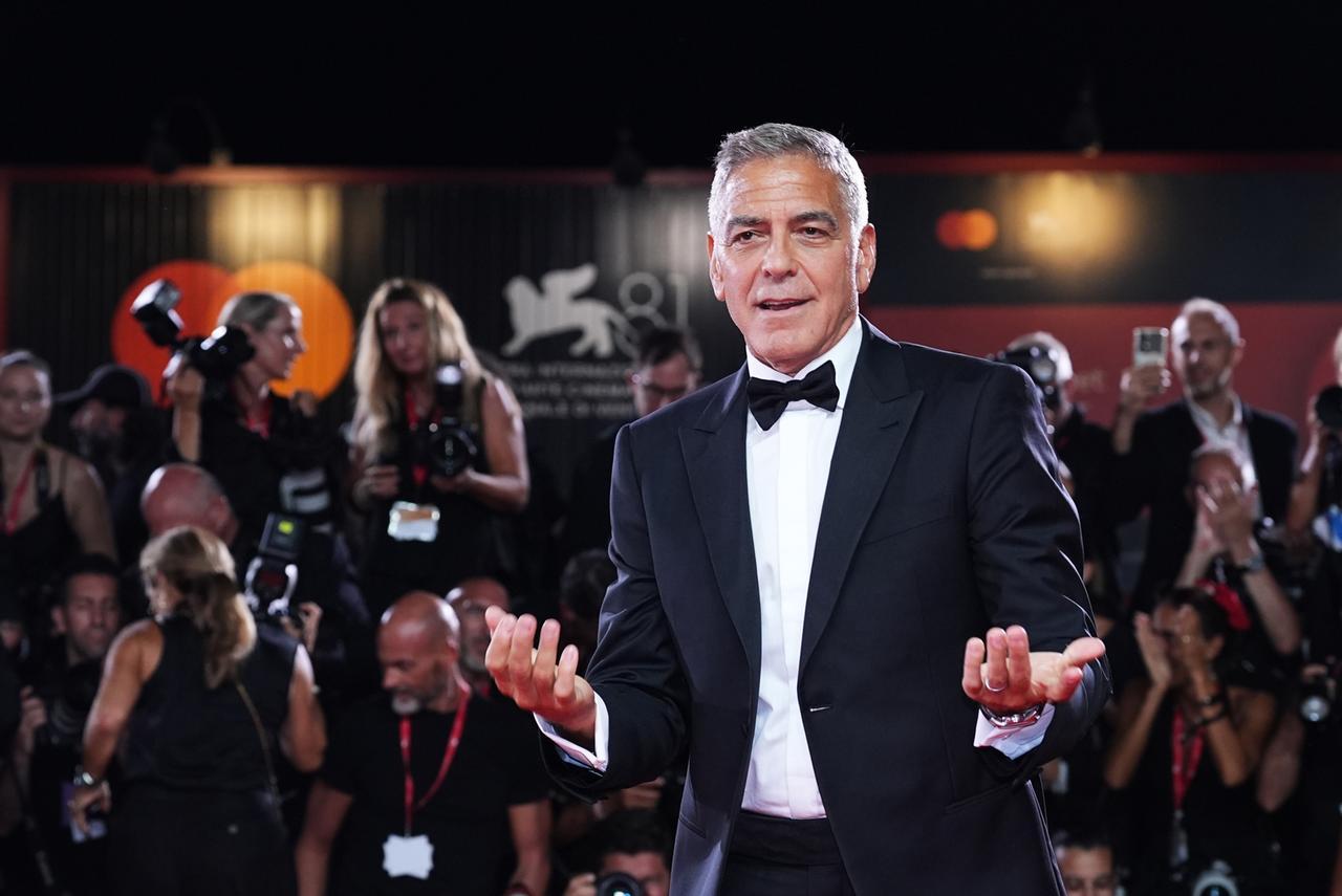 Stregato dal mirto e dal pane carasau, George Clooney apre un ristorante italiano in Provenza