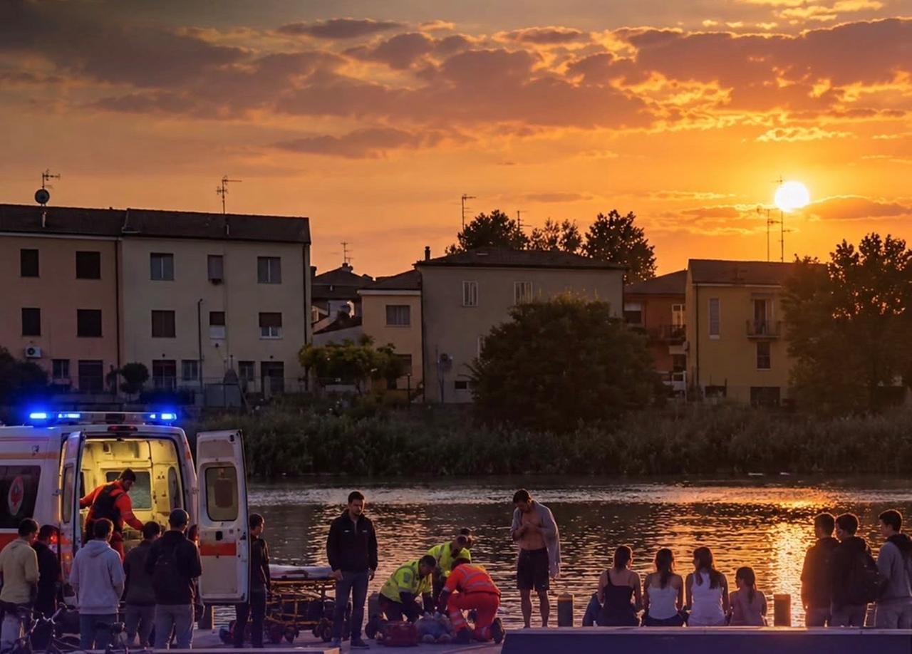 Cade nelle acque della Darsena a Ferrara, salvato dal freestyler fuorisede