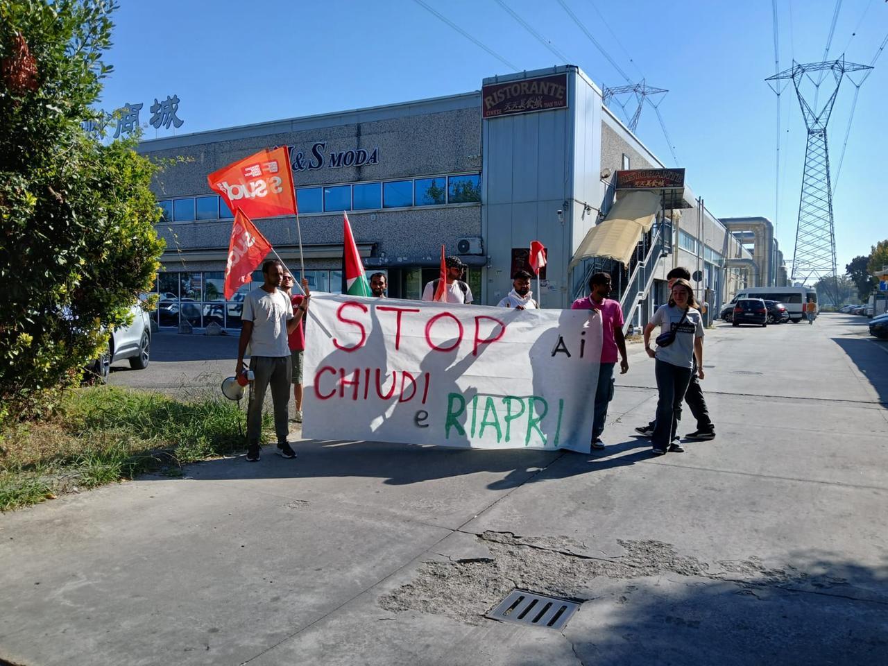 
	La protesta davanti all'ingresso di Euroingro

