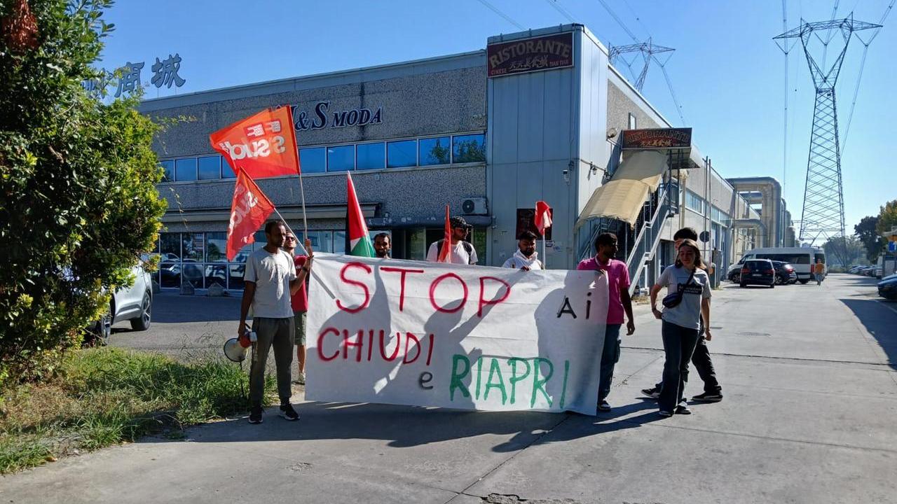 La protesta davanti all'ingresso di Euroingro