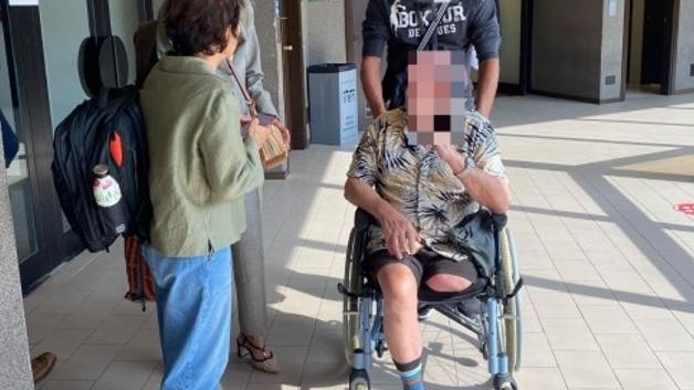 Travolto da un furgone, perde la gamba a 77 anni: «La mia vita è cambiata per sempre»