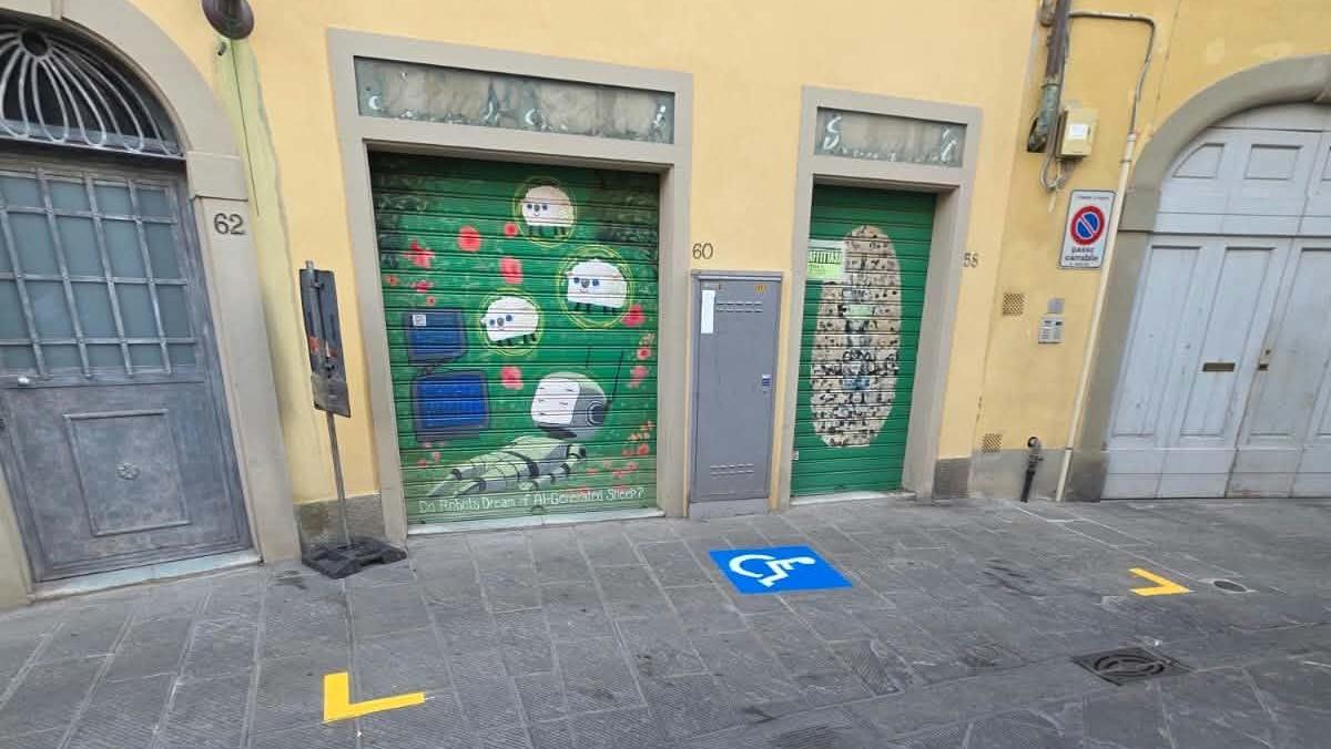 Il parcheggio riservato ai disabili in via del Serraglio