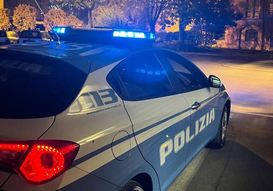 Urla in strada, aggredisce gli agenti e dannegga la volante: arrestato un 23enne