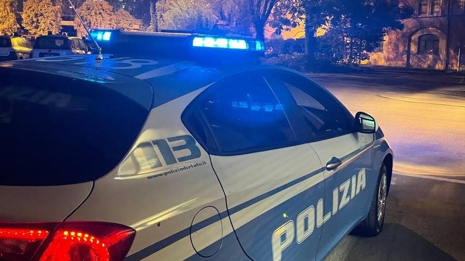 Urla in strada, aggredisce gli agenti e dannegga la volante: arrestato un 23enne