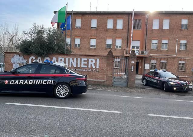 Si fingono turisti in giro per la sagra di Comacchio, ma rubano i soldi e i documenti