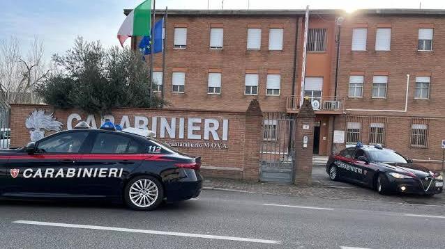 Si fingono turisti in giro per la sagra di Comacchio, ma rubano i soldi e i documenti