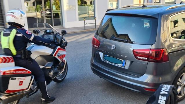 Il taxi abusivo sequestrato