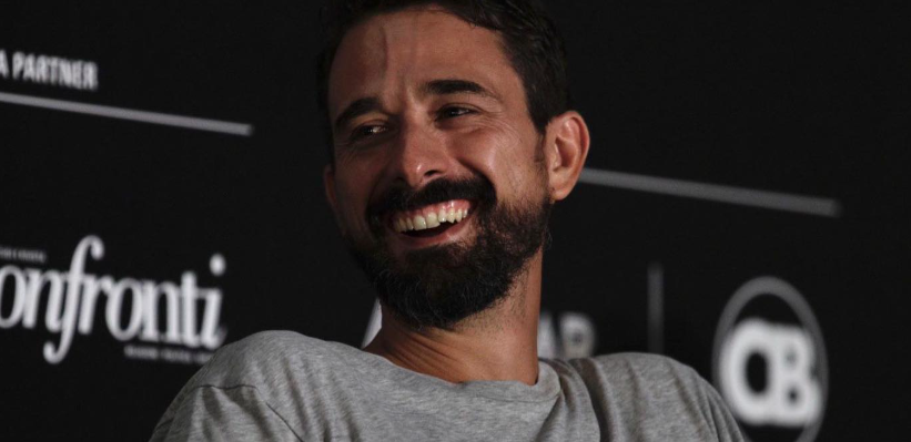 Grave l’attore Davide Iacopini: aggredito a calci mentre era in monopattino, la Procura apre una indagine