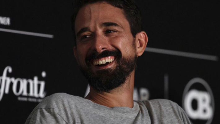 Grave l’attore Davide Iacopini: aggredito a calci mentre era in monopattino, la Procura apre una indagine