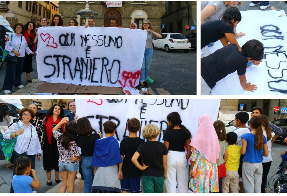 
	I bambini della Vittorio Veneto e della Pestalozzi in piazza Santa Croce mentre ridisegnano lo striscione &laquo;Qui nessuno &egrave; straniero&raquo;

