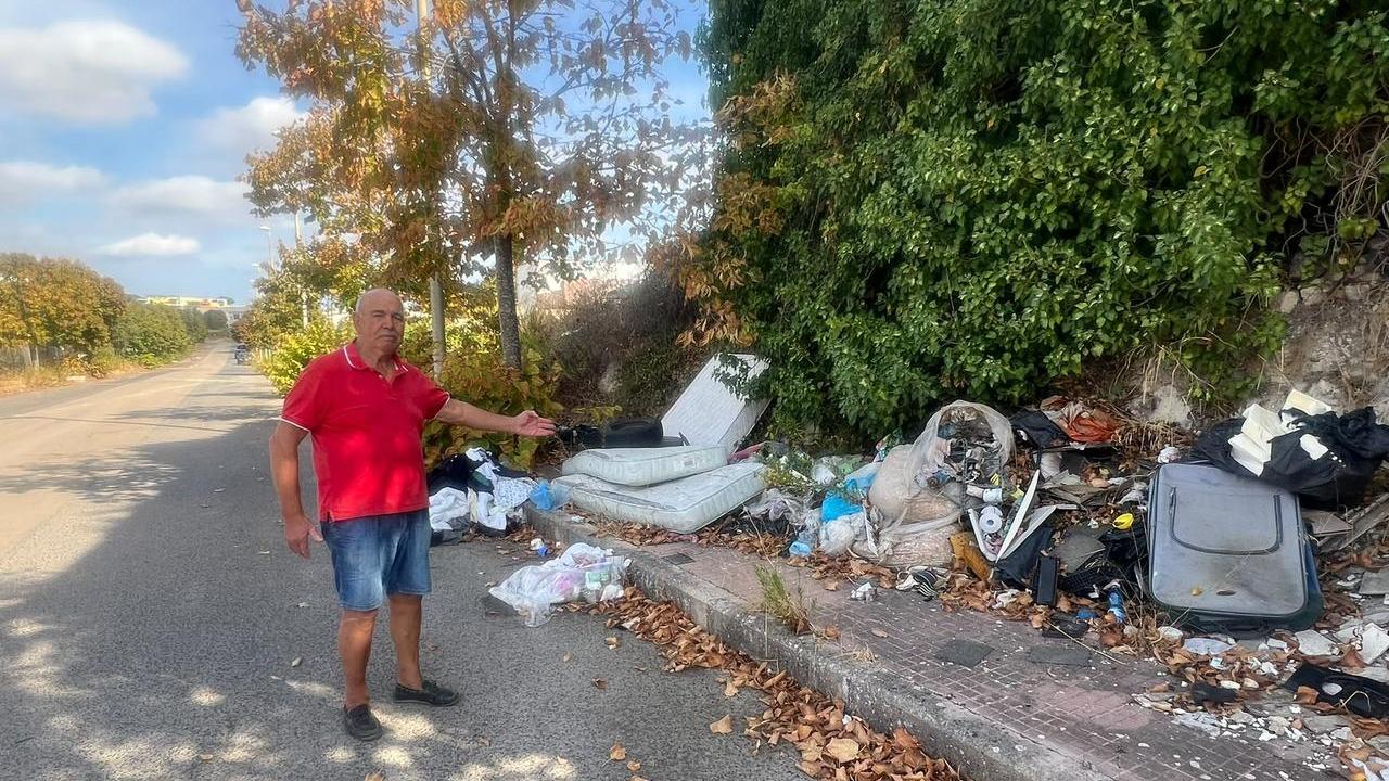 Sassari, Predda Niedda invasa dai rifiuti: nella zona industriale anche auto abbandonate e vecchi estintori