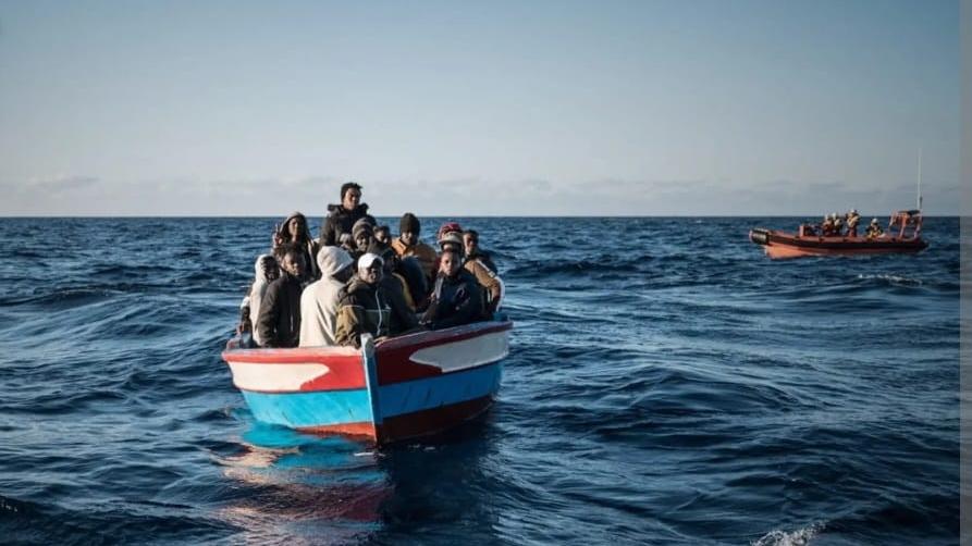 Migranti, nuovi sbarchi nel sud Sardegna: uomini, donne e bambini lasciati in mare dagli scafisti