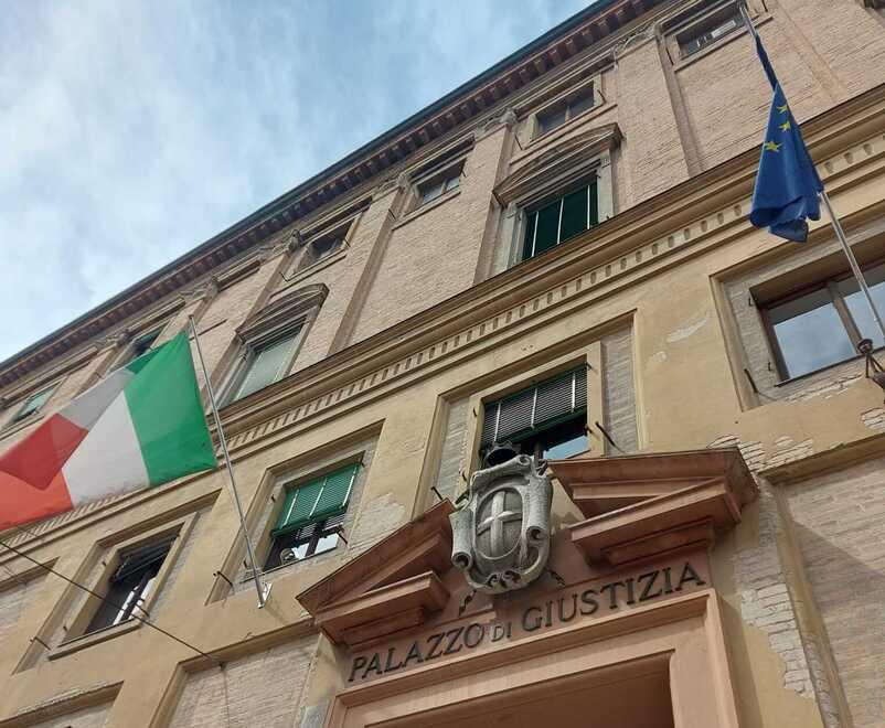 Botte e minacce ai genitori per mesi. Perizia psichiatrica sul 24enne