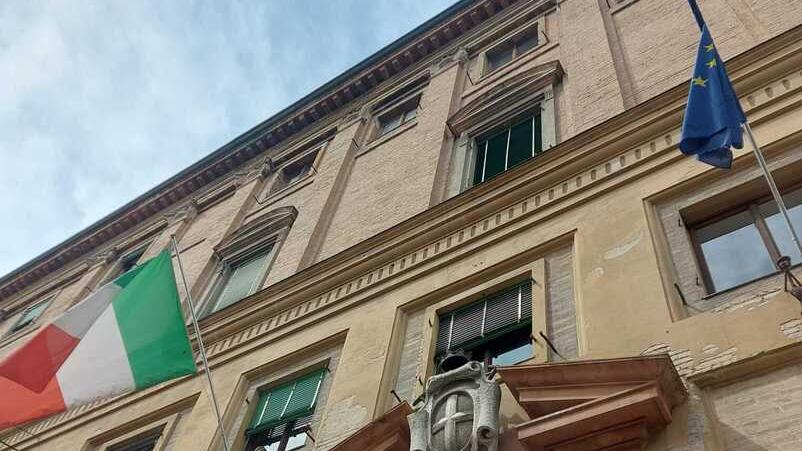Botte e minacce ai genitori per mesi. Perizia psichiatrica sul 24enne