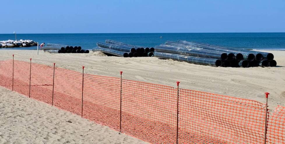 
	I tubi che costituiranno il corpo del sabbiodotto stoccati nella zona del bagno Flora (foto Iacopo Giannini)

