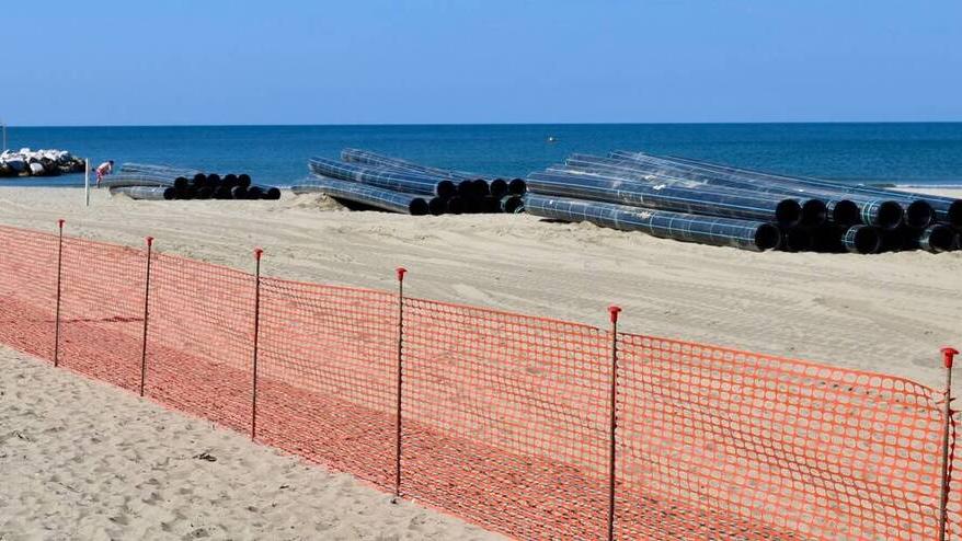 I tubi che costituiranno il corpo del sabbiodotto stoccati nella zona del bagno Flora (foto Iacopo Giannini)