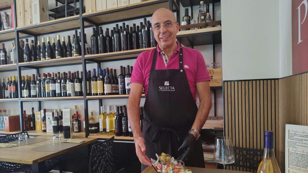 Tagliere di Sardegna: formaggi, salumi e vermentino, i turisti assaporano il territorio