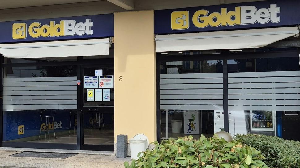 Prato, due banditi rapinano l'agenzia di scommesse