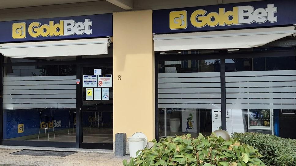 Prato, due banditi rapinano l'agenzia di scommesse