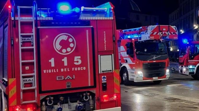 Violento temporale su Sassari, allagamenti e tombini saltati: super lavoro per i vigili del fuoco