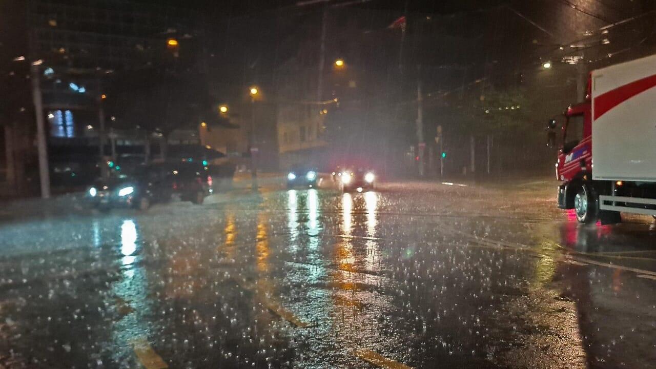 Prato, chiusi parchi e impianti sportivi ma non le scuole per l’allerta meteo