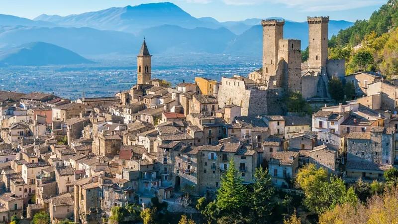 Abruzzo e Sardegna, la rotta che fa volare il turismo: l’aeroporto protagonista dello sviluppo